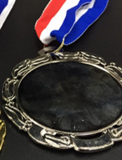 MEDALLA HOLDER #2 DE PLATA 7 CM CON CINTA