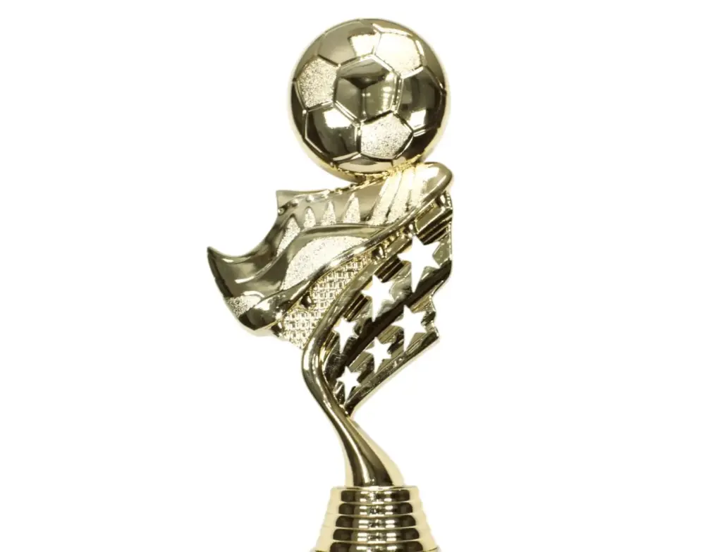 FIGURA D024 DE FÚTBOL BOTÍN Y BALÓN GRANDE H19.8 CM